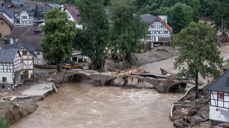 Die Brücke in dem Dorf im Kreis Ahrweiler ist nach dem Unwetter mit Hochwasser unpassierbar geworden