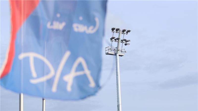 Die Flutlichter schaffen 500 Lux. Die Masten könnte D/A noch aufrüsten. Für die 3. Liga benötigt der Verein 750 Lux.