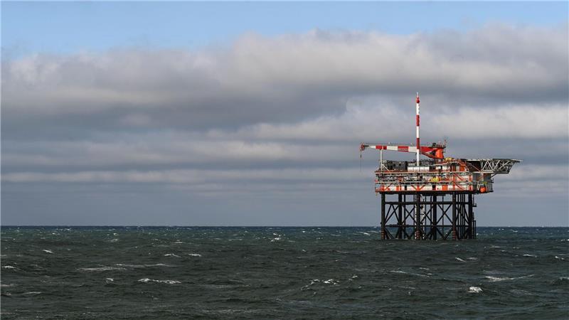 Die Förderplattform von One-Dyas wird nun mit Strom von einem nahegelegenen Windpark betrieben. (Archivbild)