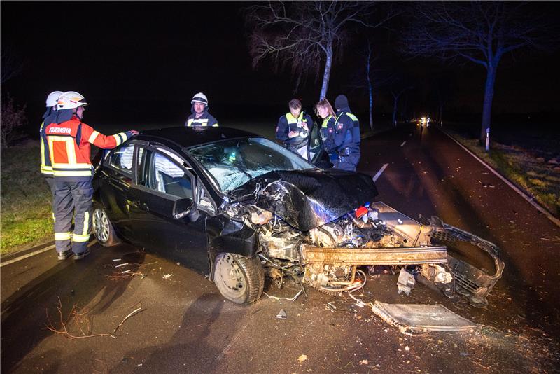 BMW-Fahrer in Ahrenswohlde 68 km/h zu schnell unterwegs Die Ford-Fahrerin muss nahezu ungebremst gegen den Baum gefahren sein. Foto: JOTO