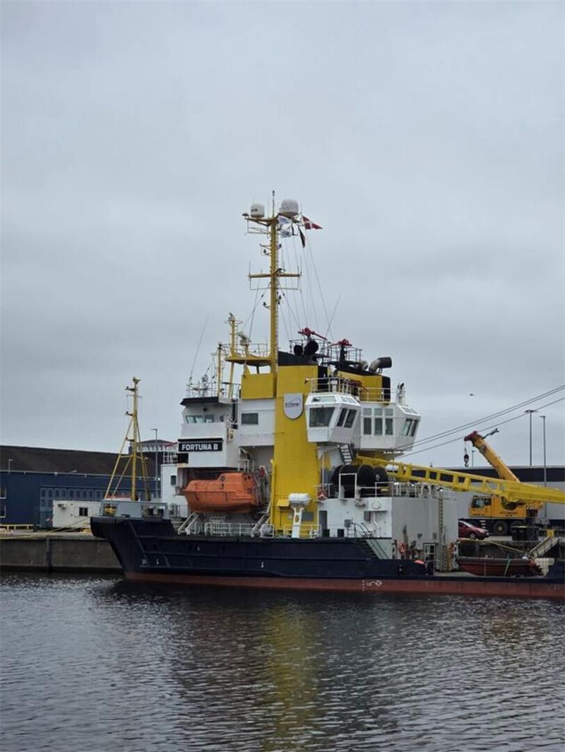 Wal ist frei: „Fortuna B“ abgeschirmt in Cuxhaven – GPS-Signal wirft Fragen auf Die "Fortuna B" im Hafen von Cuxhaven: ein ruhiger Anblick, doch die jüngsten Ereignisse um das Schiff werfen Fragen auf.