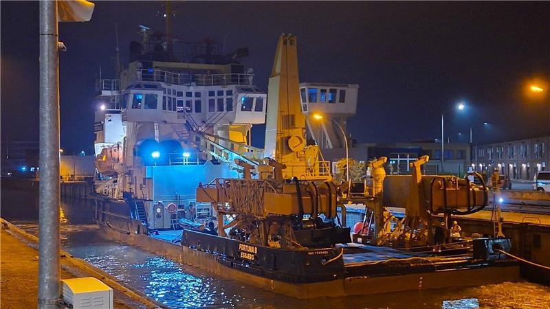 Die „Fortuna B“ liegt im Hafen von Cuxhaven. 