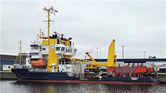 Die "Fortuna B" liegt still und abgeschirmt im Cuxhavener Hafen. Widersprüchliche Tracking-Daten werfen Fragen zur jüngsten Rettungsaktion auf.