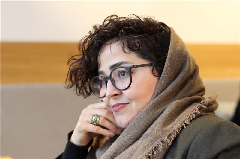 Die Fotografin und Journalistin Elaha Sahel im Gespräch im Café Baham in Buxtehude Museum. Foto: Richter