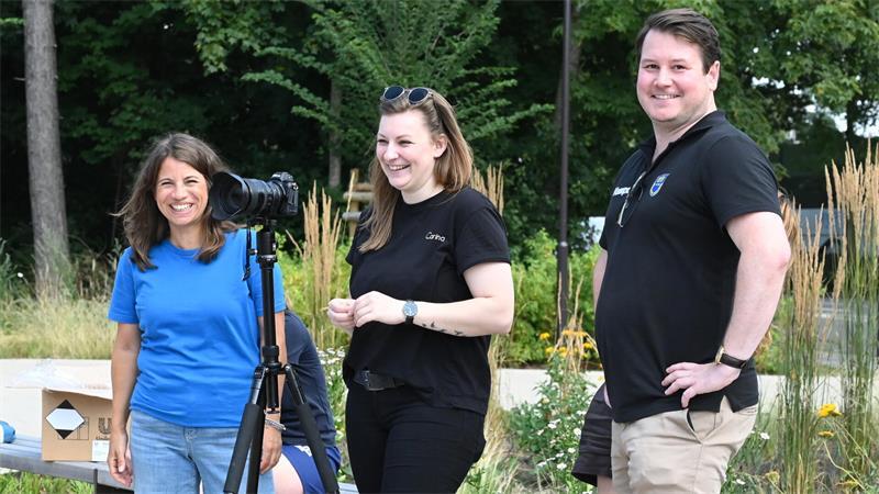 Warum die BSV-Spielerinnen schon im Sommer Weihnachtsmützen tragen Die Fotografinnen Carina Schrödter (links) und Janice Bücker sowie BSV-Geschäftsführer Timm Hubert.