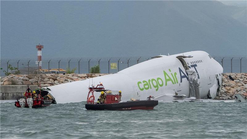Tödlicher Unfall: Jumbo-Jet rutscht über Landebahn ins Meer Die Frachtmaschine rutschte über die Landebahn hinaus ins Wasser.