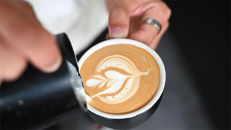 Sporadisch Café-Small-Talk: Sind wir nur noch Pseudofreunde? Die Frage ist: Ist ab und an Kaffee trinken und das Neueste hören genug für eine Freundschaft? (Illustration)