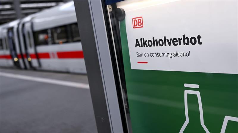 Die Frage ist nun, wie ein mögliches Alkoholverbot an Bahnhöfen durchgesetzt werden kann. (Symbolbild)