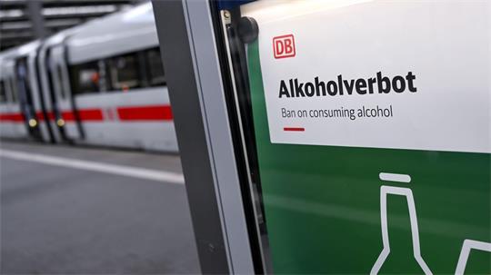 Die Frage ist nun, wie ein mögliches Alkoholverbot an Bahnhöfen durchgesetzt werden kann. (Symbolbild)