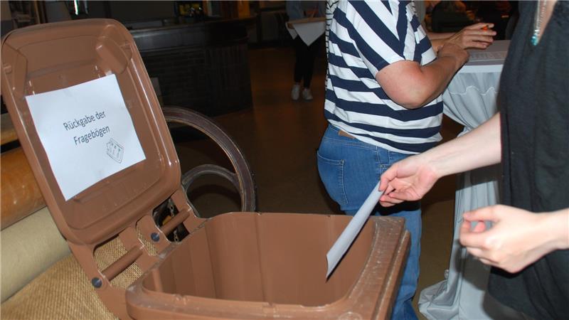 Ganztagsschule ab 2026: Ahlerstedter Eltern können mitentscheiden Die Fragebögen der Eltern wurden in einer Tonne gesammelt.