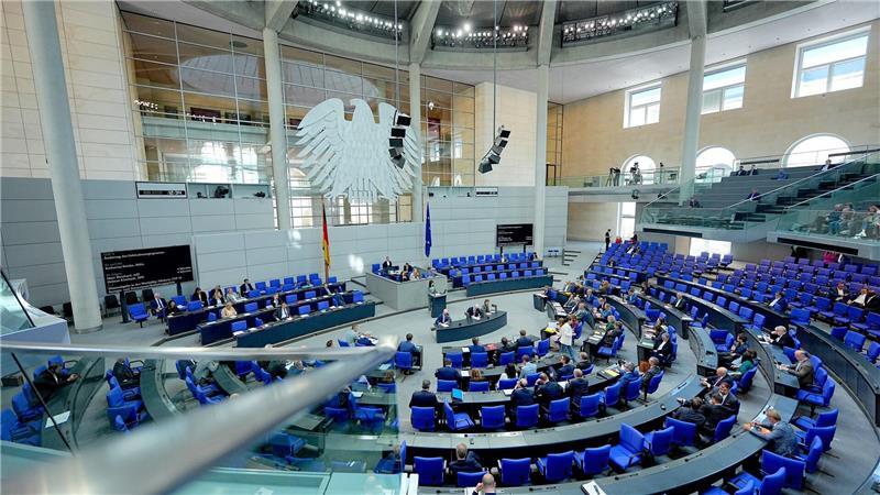 Die Fraktionen von Union und SPD wollen im Bundestag mit einer einmaligen Nullrunde bei den Bezügen der Abgeordneten ein Sparsignal in finanziell schwierigen Zeiten senden. (Archivbild)
