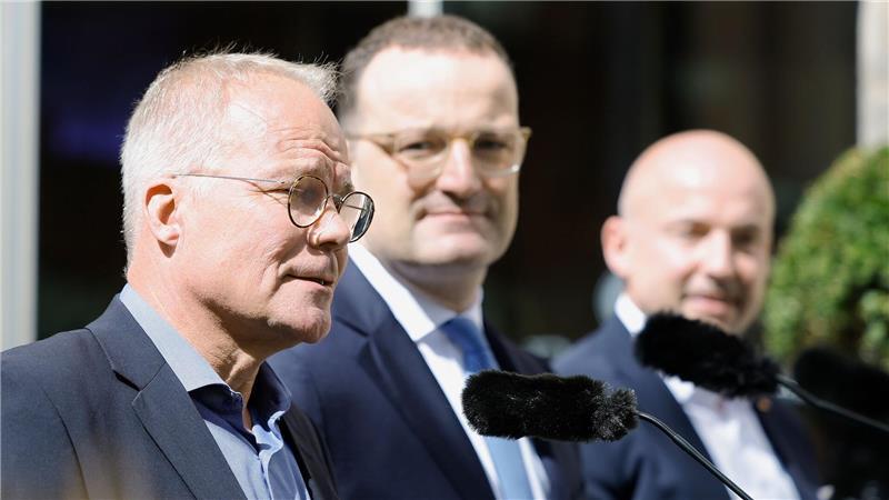 Schwarz-Rot will Harmonie für den Herbst Die Fraktionschefs Miersch (SPD) und Spahn (CDU) sowie CSU-Landesgruppenchef Hoffmann traten zusammen vor die Presse.