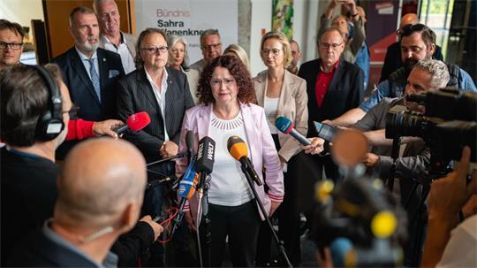 Die Fraktionsvorsitzende des BSW im Thüringer Landtag, Sigrid Hupach (M), erklärt das Votum der Landtagsfraktion. 
