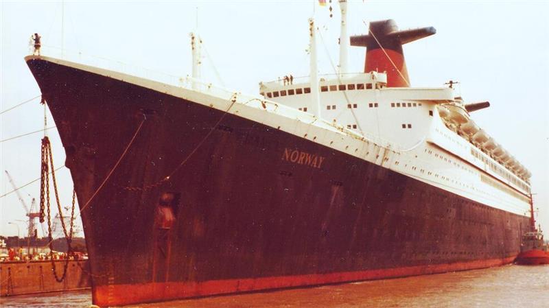 Die „France“ beim Eintreffen zum Umbau in die „Norway“ in der Nordschleuse, die wohl größte Schiffslegende mit einem historischen Bezug zu Bremerhaven.