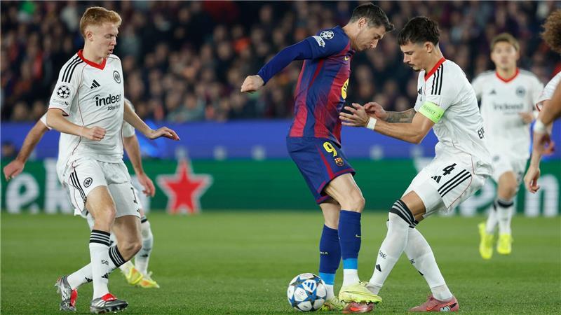 Die Frankfurter Defensive stand in Barcelona über weite Strecken sicher.