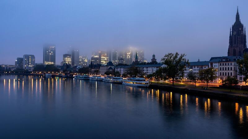 Die Frankfurter Skyline im Frühnebel.