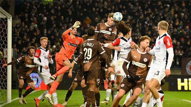 Eintracht distanziert sich von Banner bei Spiel in St. Pauli Die Frankfurter gewannen das Spiel am Samstag 1:0.