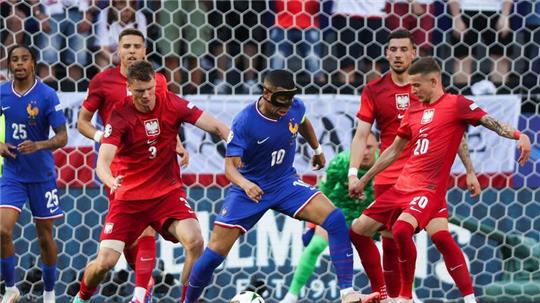 Die Franzosen um Kylian Mbappé (M.) kamen gegen Polen nur zu einem Unentschieden.