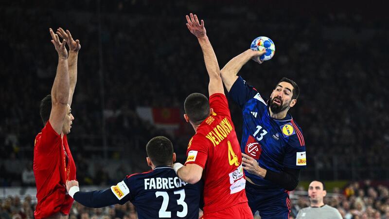 Die Franzosen um Nikola Karabatic (r) setzten sich zum Auftakt der EM gegen Nordmazedonien durch.