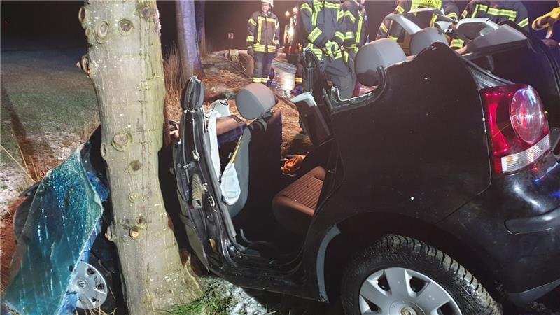 Schwerer Glätteunfall in Krummendeich – Autofahrerin eingeklemmt Die Frau aus Cuxhaven wurde bei dem Unfall schwer verletzt. Foto: Polizei