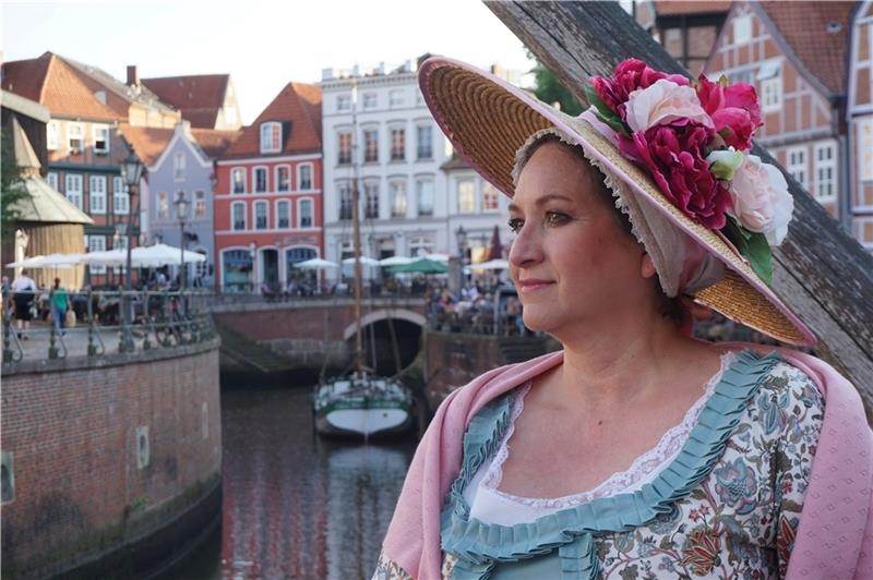 „Die Frau des Apothekers“ führt Touristen durchs alte Stade. Foto: Stade Tourismus