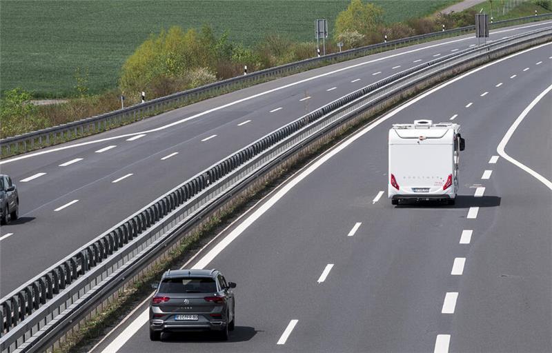 Die Frau ist nach dem Sturz aus dem Wohnmobil von einem Auto erfasst worden. (Symbolbild)