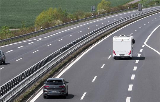 Die Frau ist nach dem Sturz aus dem Wohnmobil von einem Auto erfasst worden. (Symbolbild)