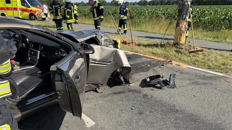 Die Frau prallte mit ihrem Mercedes frontal gegen den Baum.