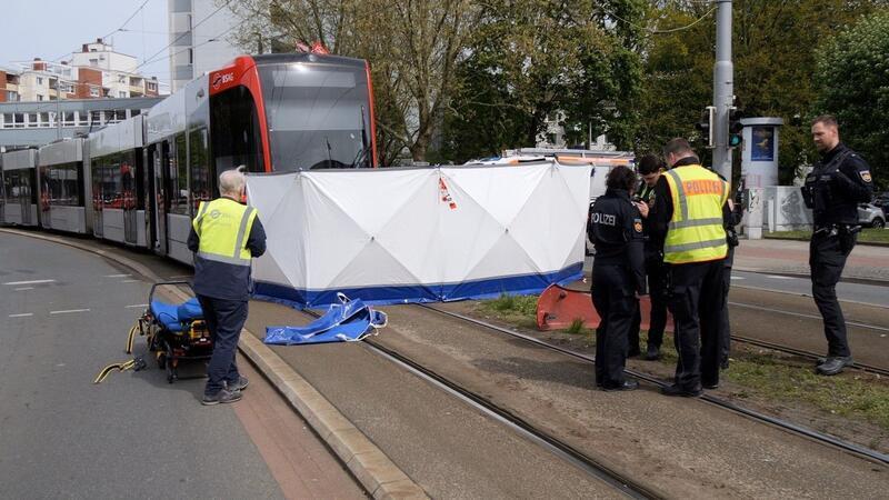 Die Frau starb noch an der Unfallstelle.