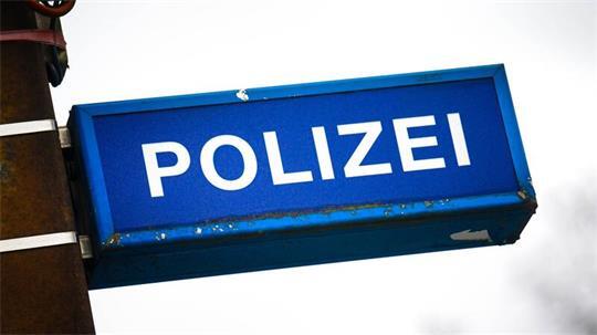 Die Frau wehrte sich in ihrer Wohnung gegen drei Männer. (Symbolbild)