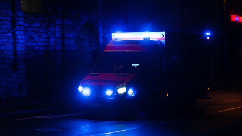 Auto prallt gegen Baum - Frau in Lebensgefahr Die Frau wurde mit einem Rettungshubschrauber ins Krankenhaus gebracht. (Archivbild)