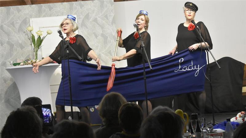 Die Frauen von Ladies first träumen von einer lustigen Bootsfahrt.