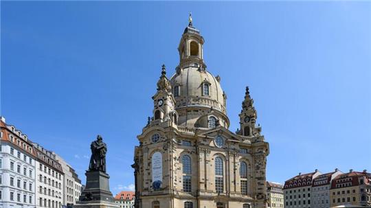 Die Frauenkirche und das Martin-Luther-Denkmal in Dresden.