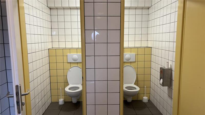 Die Frauenklos am Hafen sind im Gegensatz zu den Männerklos nicht beschmiert und deutlich sauberer.