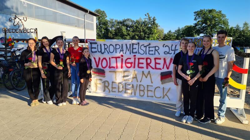 Die Fredenbecker Europameister von links nach rechts: Gesa Bührig, Charlotta Schober, Mirja Krohne Jordis Ording, Hannah Stüve, Henry Frischmuth, Eva Esser, Hella Koböck, Malte Möller.