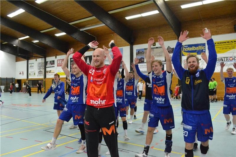 Fredenbeck ist die Nummer eins im Kreis – Reaktionen zum Derbysieg Die Fredenbecker Spieler bedanken sich nach dem 31:20-Sieg bei fast 100 VfL-Fans. Foto: Potreck