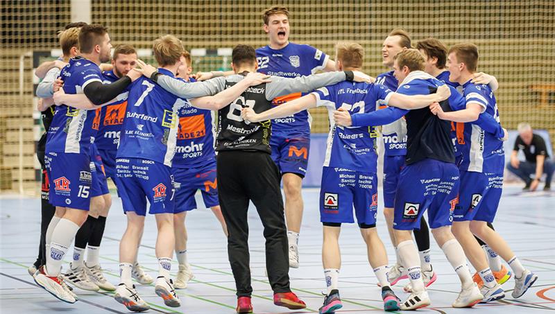 VfL Fredenbeck setzt Siegesserie fort Die Fredenbecker beim Freudentanz. Zuvor fertigten sie beim 14. Sieg in Folge den Tabellenletzten ab. Foto: Jörg Struwe/picselweb.de