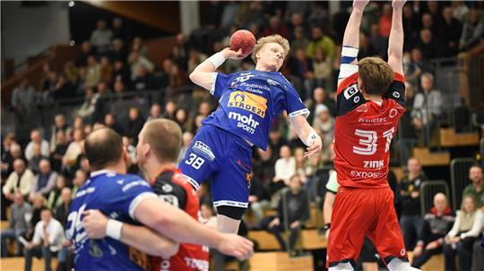 Die Fredenbecker wollen nach dem letzten Heimspiel mit den Fans anstoßen. Nils Schröder, hier beim Torwurf, wird wie andere Spieler geschont.