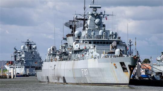 Die Fregatte „Bayern“ - hier bei einem früheren Aufenthalt in Wilhelmshaven - soll in der Neuen Jadewerft modernisiert werden. (Archivbild) 