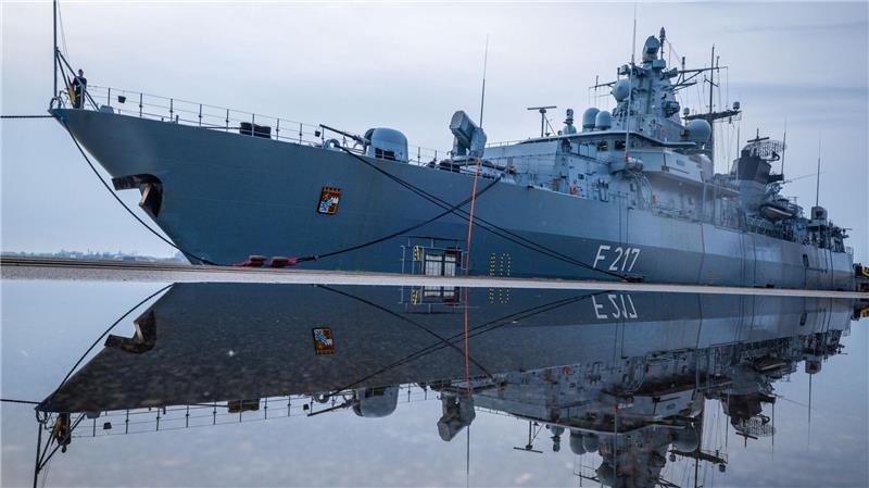 Merz: Bedrohung durch Russland ist real Die Fregatte „Bayern“ vor dem Auslaufen auf die Ostsee.