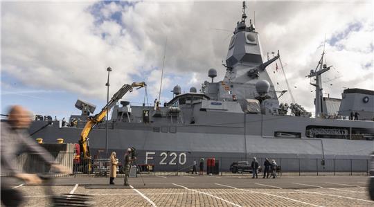 Die Fregatte FGS Hamburg F220 der Deutschen Marine liegt in Kopenhagen vor Anker. 