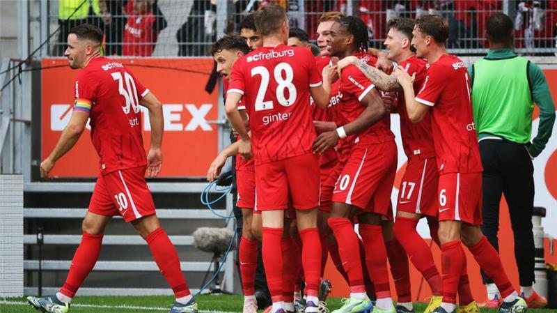 Freiburg besiegt Augsburg dank Tor-Rausch vor der Pause Die Freiburger Spieler bejubeln das Tor zum 2:0.