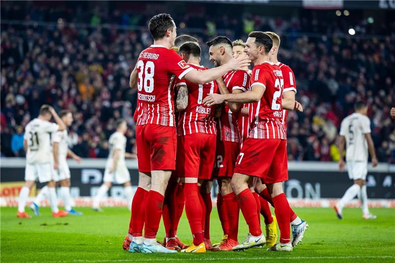 Freiburg schöpft Kraft für die „Brocken” West Ham und Bayern Die Freiburger Spieler feiern den Sieg gegen den 1. FC Union Berlin.