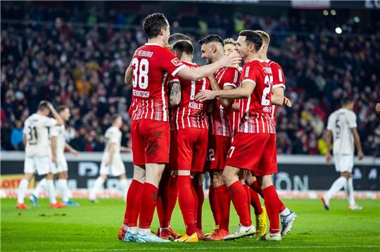 Die Freiburger Spieler feiern den Sieg gegen den 1. FC Union Berlin.