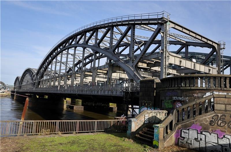 Die Freihafen-Elbbrücke im Hafen Hamburg. Die denkmalgeschützte Brücke, die als ein Wahrzeichen Hamburgs gilt, soll ab Ende des Jahres saniert werden. Die prägnanten stählernen Fachwerkbögen sowie die steinernen Pfeiler sollen erhalten bleiben. Für die Sa
