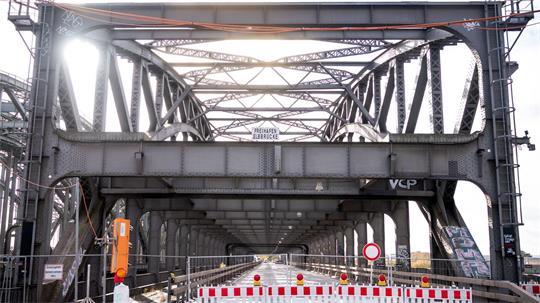 Die Freihafenelbbrücke ist seit einem Schiffsanprall im Oktober vergangenen Jahres nicht mehr nutzbar. (Archivbild)