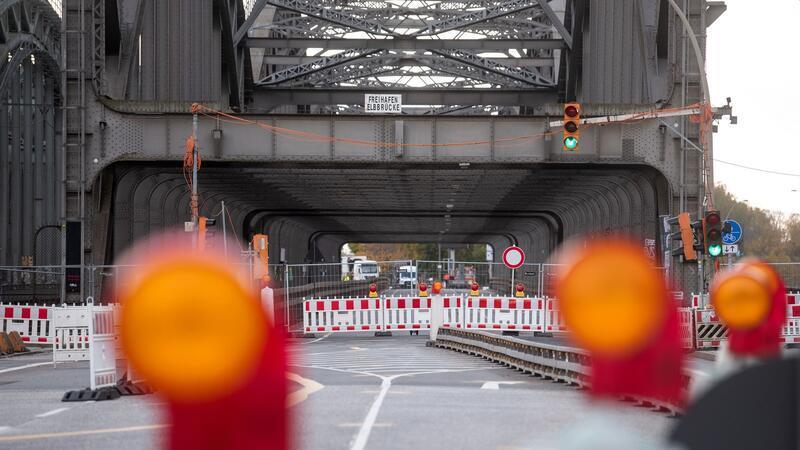 Die Freihafenelbbrücke soll nach einem versehentlichen Hinweis der Hafenbehörde HPA noch ein Jahr lang gesperrt bleiben. (Archivbild)