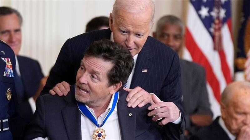 Die Freiheitsmedaille ist die höchste zivile Auszeichnung der USA - sie ging auch an den Schauspieler Michael J. Fox, der an Parkinson erkrankt ist.