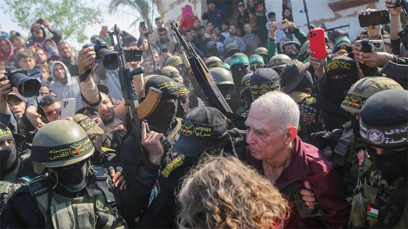 Nach Geiselhaft: „Das Leben wird nie wieder dasselbe sein“ Die Freilassung des Deutsch-Israelis Gadi Moses aus dem Gazastreifen war traumatisch, er musste durch eine dicht gedrängte, laut schreiende Menschenmenge laufen. (Archivbild)