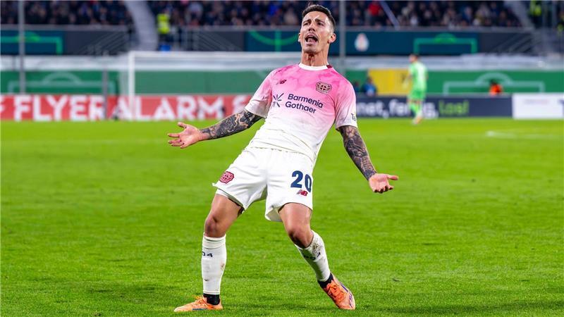 Kompanys Warnung vor Zauberfuß - „Rivalität lebt in Gruppe“ Die Freistöße von Alejandro Grimaldo sind gefürchtet.